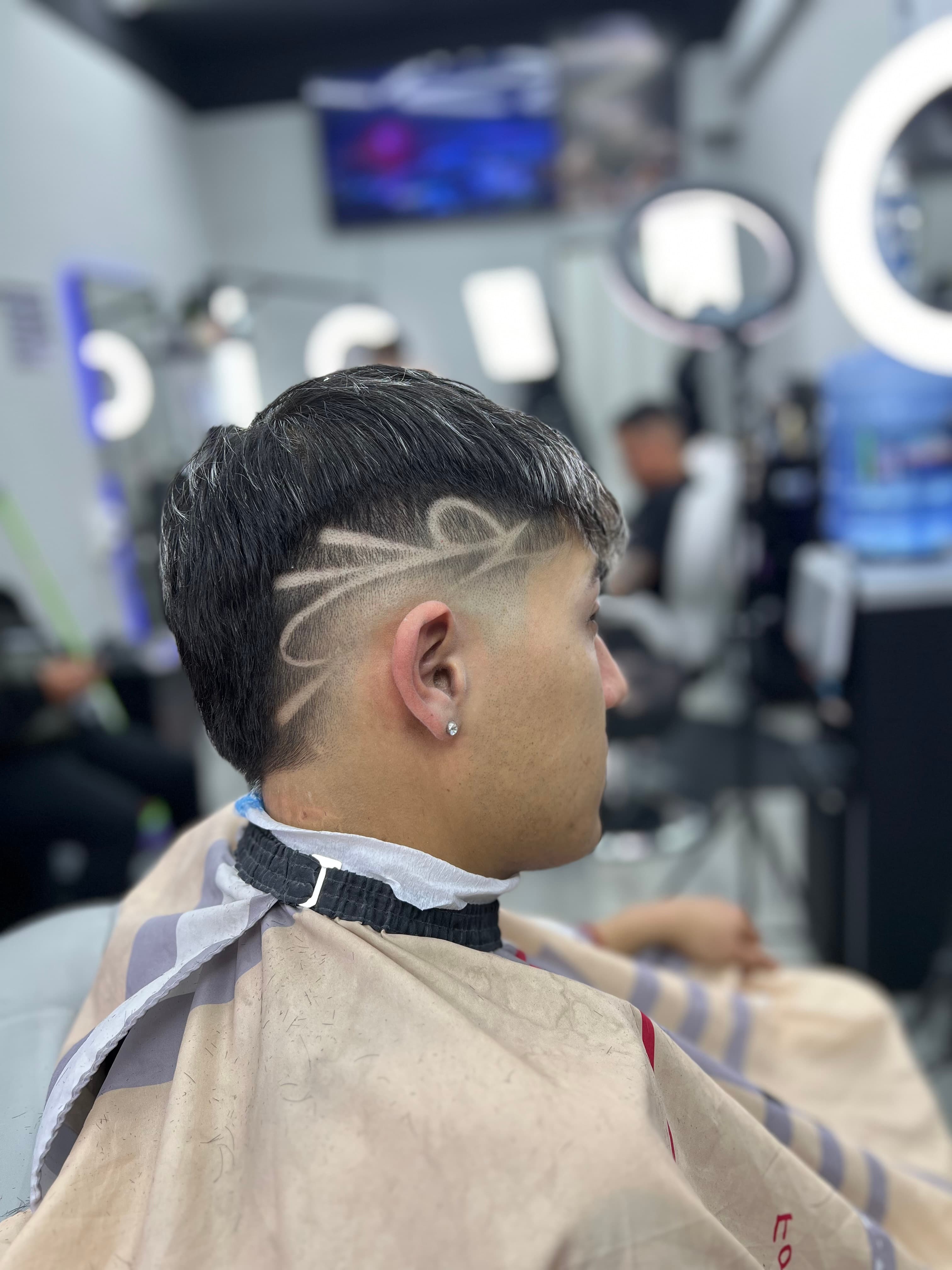 Corte con diseño floral — vista posterior